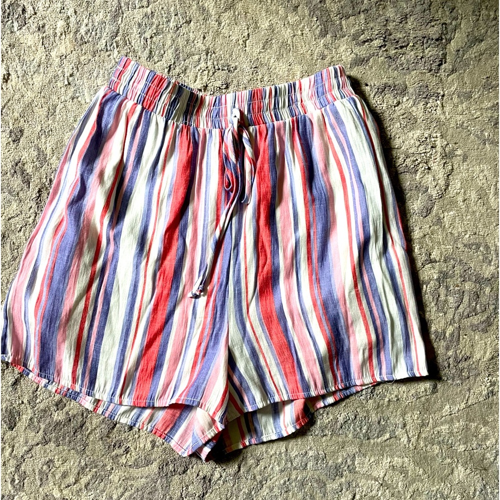 Super cute flowy shorts! Size small!